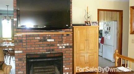 Central Fireplace : Wireless 57" TV mounted on brick