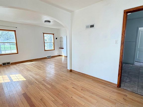 3rd image of 711 Barton St