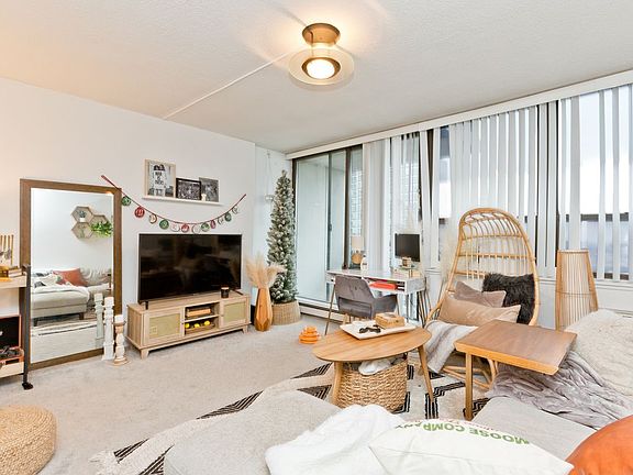 2nd image of 2740 N Pine Grove Ave APT 13F