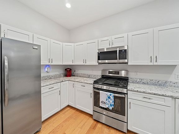 5th image of 599 Washington St Ste 14