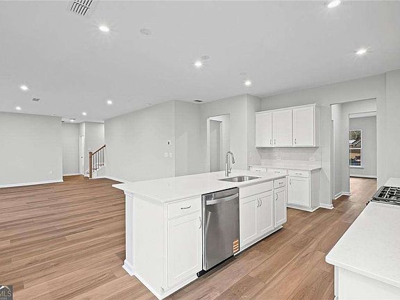 5th image of 204 Henry Pl NW