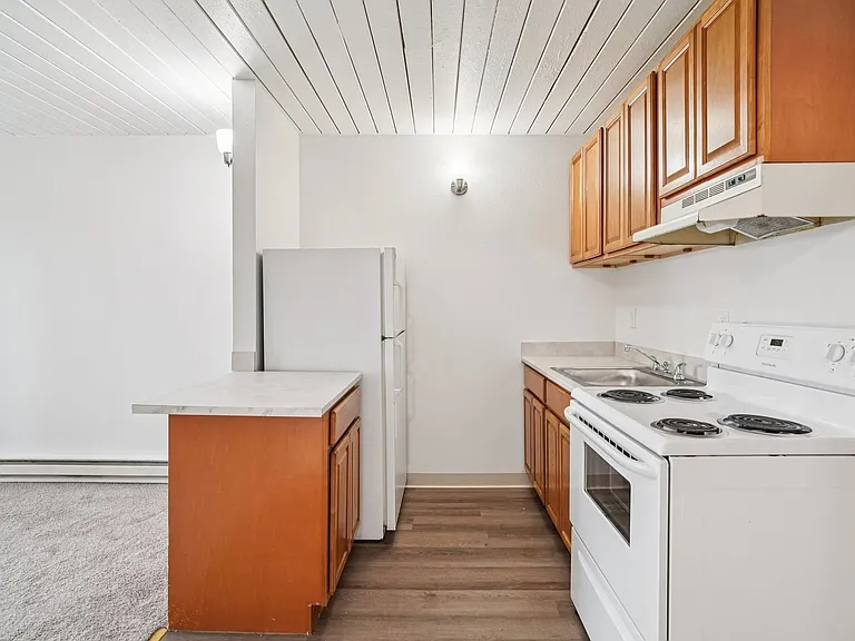 Brentwood Apartments — Photo 16