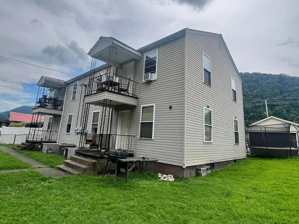 318 Maple St, Smithers, WV 25186