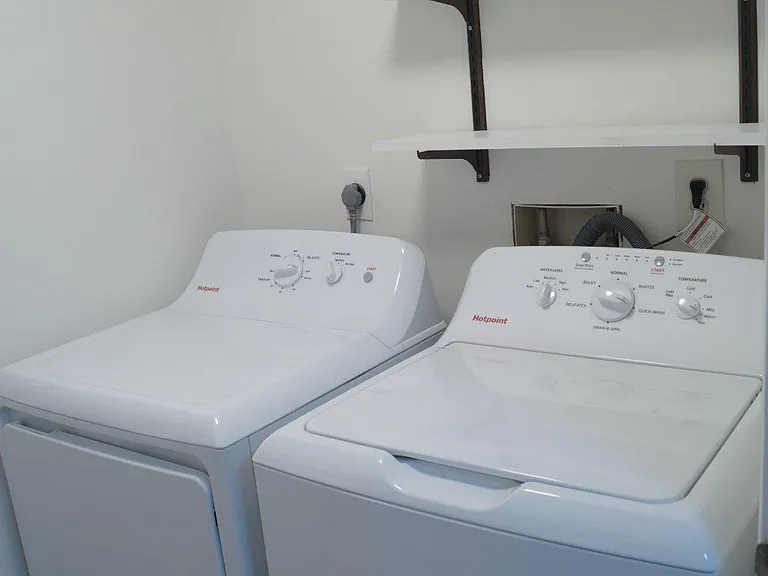 402 Forest Ct — Photo 15