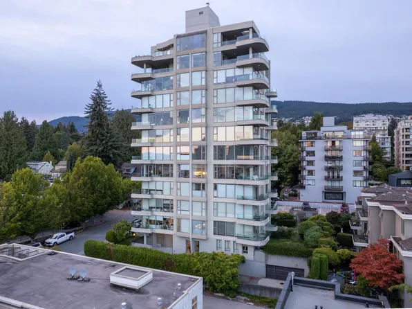 570 18th St #502, West Vancouver, BC V7V 3V7