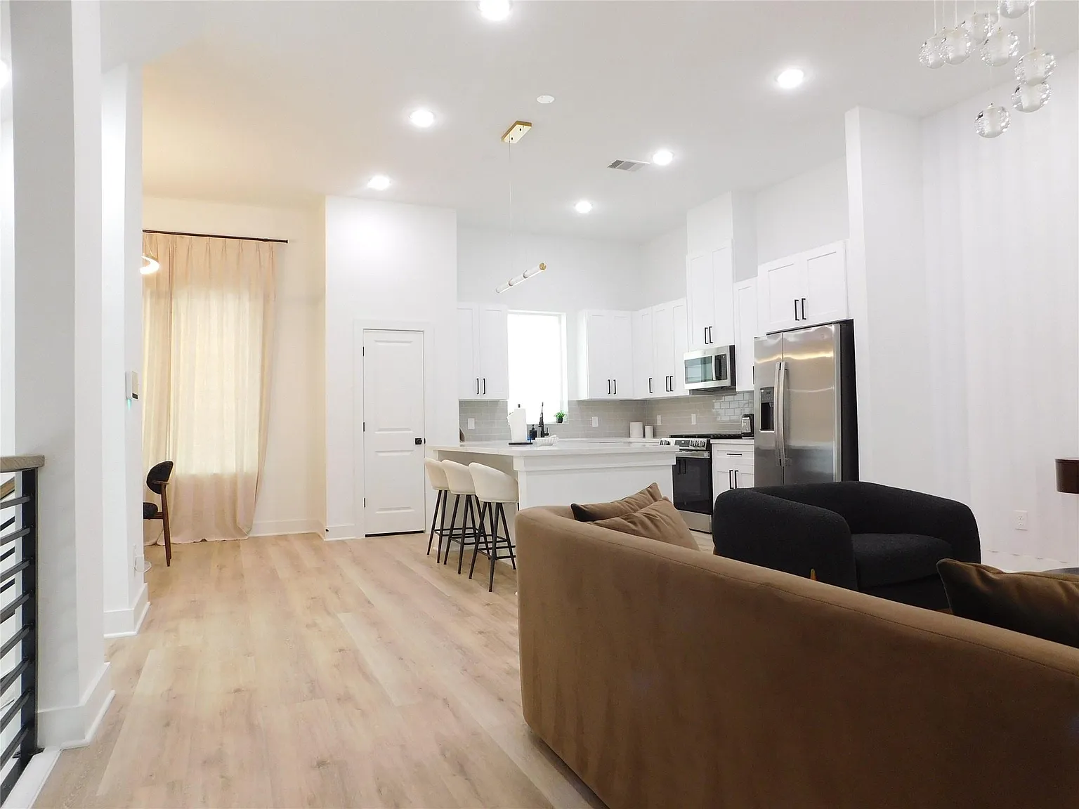 3 bed, 3.5 bath, 2579 sqft, $3,300 — Photo 4