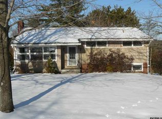 8 Breezedale Dr, Averill Park, NY 12018