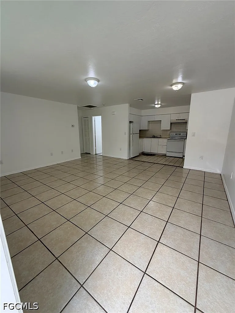 2 bed, 1.0 bath, 875 sqft, $1,200 — Photo 1