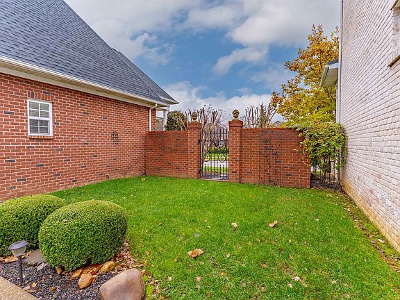 3rd image of 1517 Glen Eden Ln