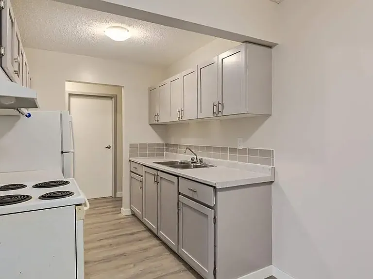 2526 Thompson Cres SE — Photo 1