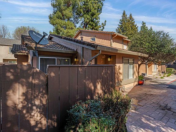 3rd image of 4032 Elmo Loop APT A