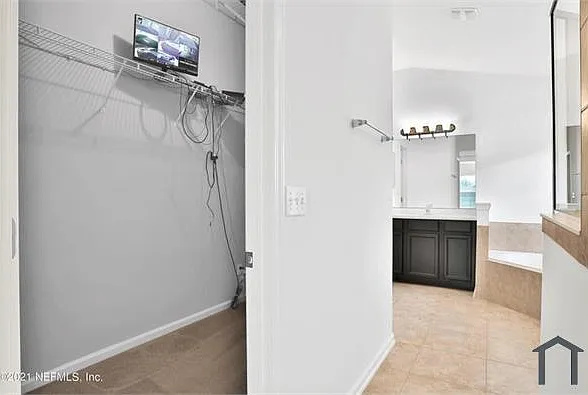 276 W Adelaide Dr — Photo 11