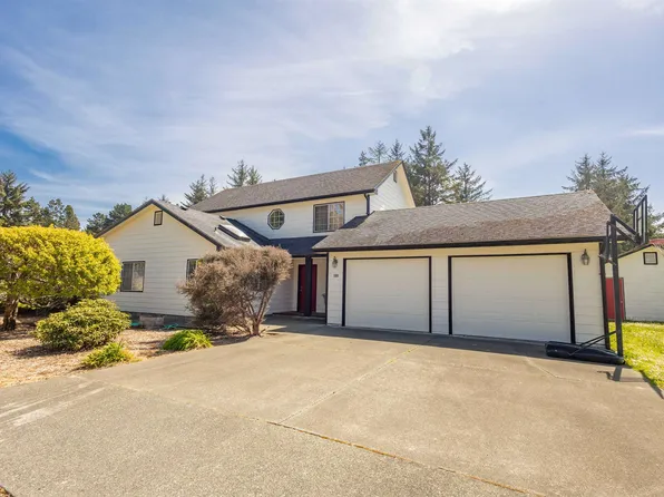 100 Blueberry Ln, Crescent City, CA 95531