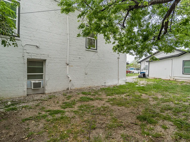 2735 Stuart Dr — Photo 9