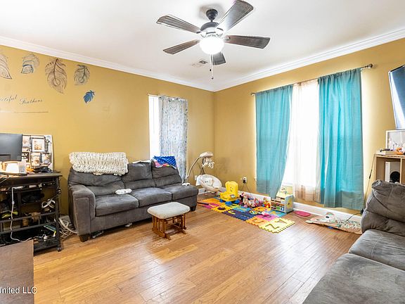 3rd image of 2900 Magnolia Ct