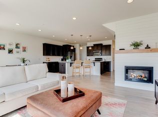 712 Wildflower Ln, Chanhassen, MN 55317