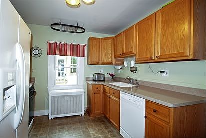 4th image of 641 Woodbine Ave