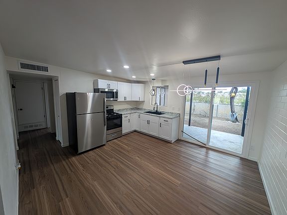 4th image of 2530 E Parkside Dr