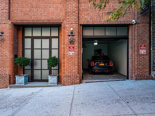 3rd image of 182 E 94th St