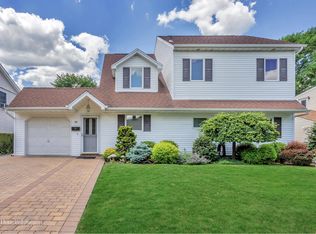 44 Fireplace Ln, Hicksville, NY 11801