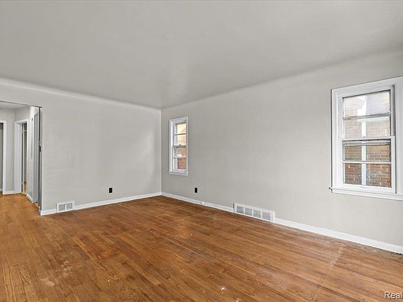 4th image of 18465 Monica St