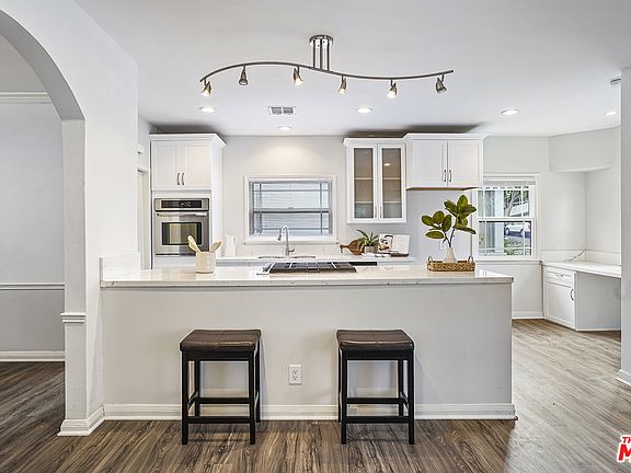 5th image of 10327 Lauriston Ave