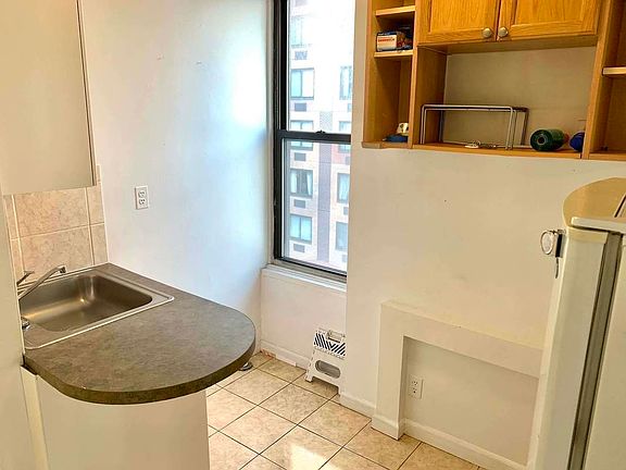 5th image of 344 E 61st St APT 10