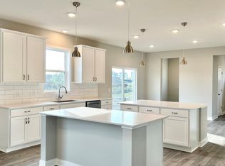 1734 Rainier Dr, Shakopee, MN 55379