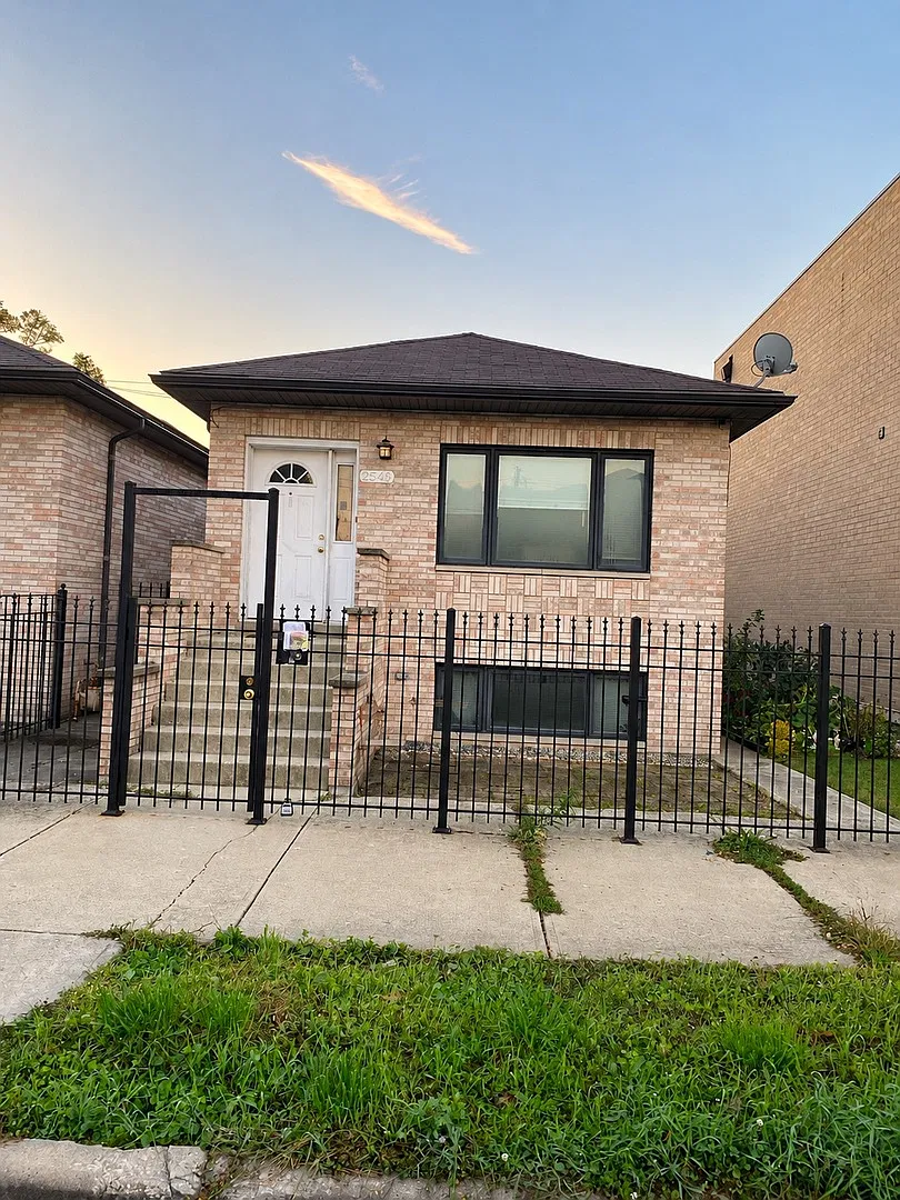 4 bed, 2000 sqft, $3,200 — Photo 1