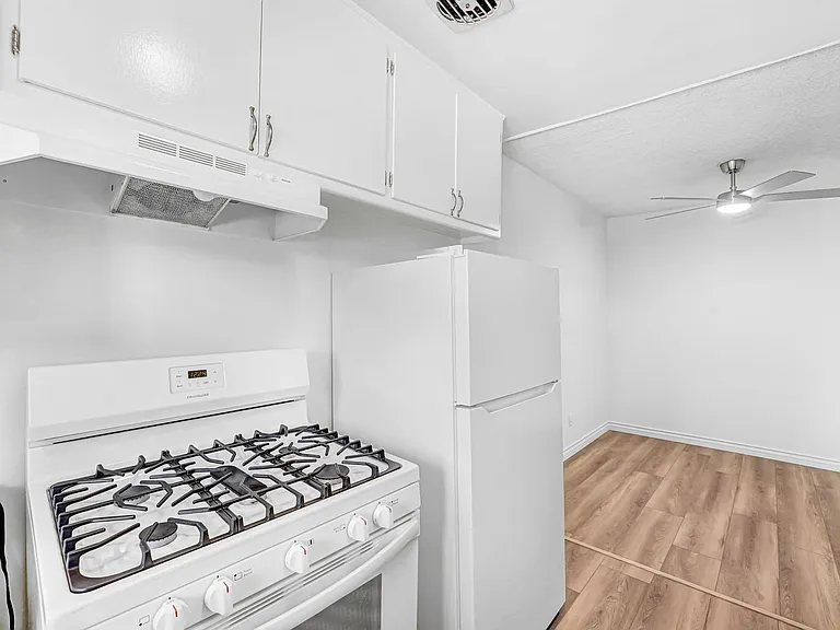 402 Montana Ave in Santa Monica - 4 blocks to the beach! — Photo 8