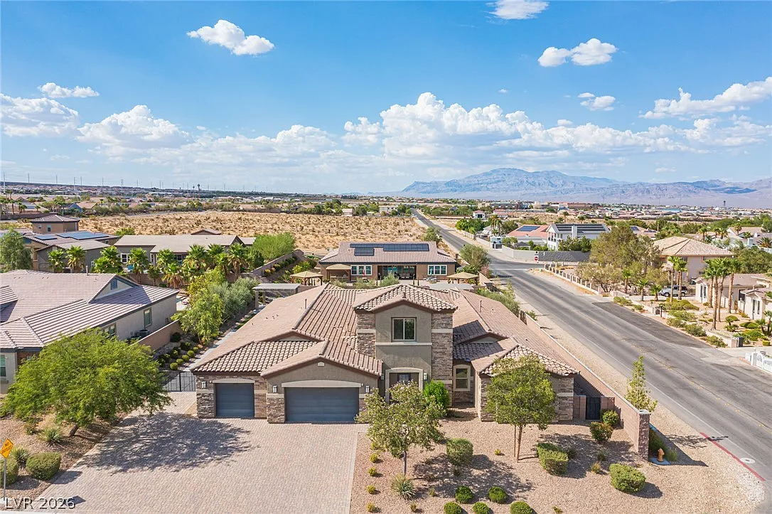 6 bed, 5.0 bath, 5085 sqft, $10,000 — Photo 4