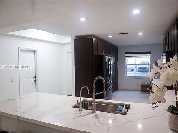 4th image of 1575 Zenith Way #0
