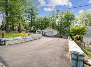 38 Laurel Dr, Oak Ridge, NJ 07438