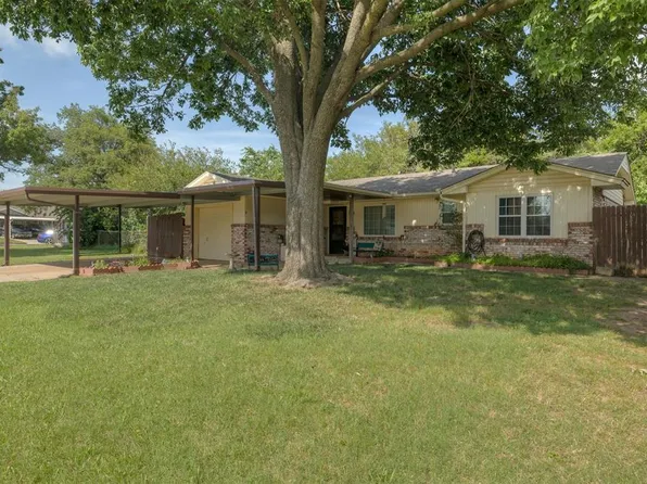 1134 Elmhurst Dr, Moore, OK 73160