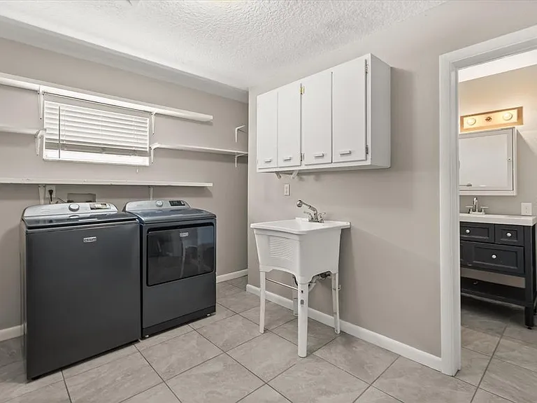 742 N Westmoreland Dr — Photo 15
