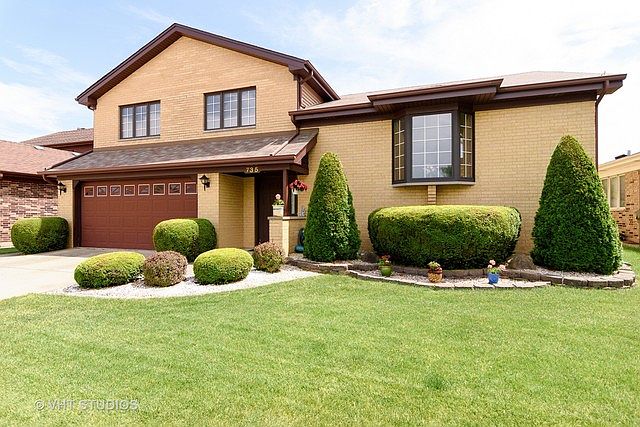 1st image of 735 Yorkshire Ln