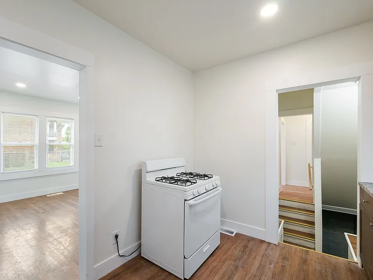 615 W Hollywood — Photo 13
