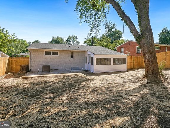 2nd image of 4603 Iris Pl