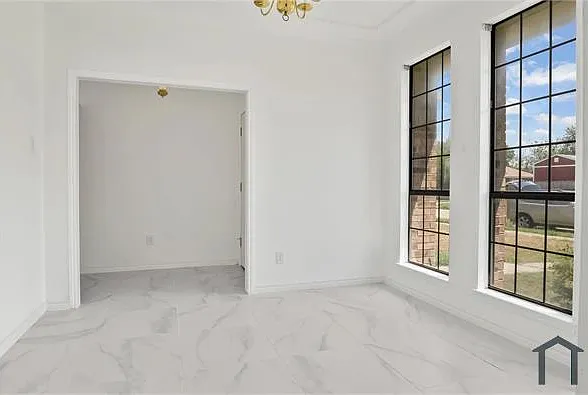 1629 Glencairn Ln — Photo 6