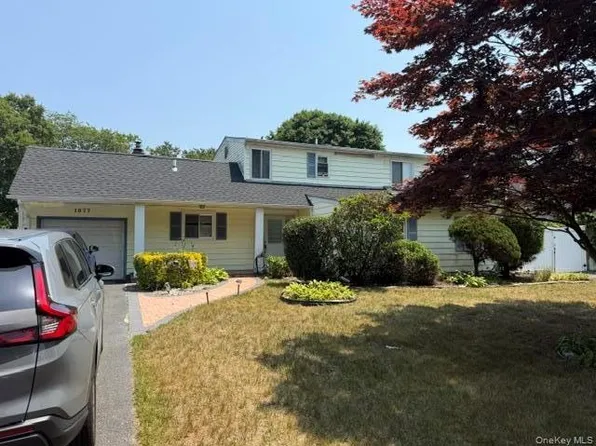 1077 Sipp Avenue, Medford, NY 11763