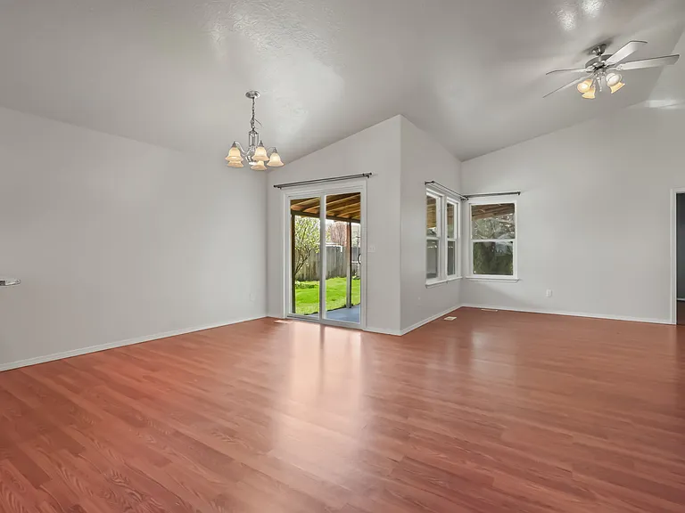 979 Peregrine Dr — Photo 4