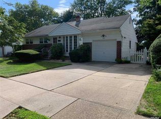 585 Plainview Rd, Plainview, NY 11803