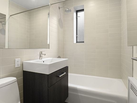 5th image of 101 W 15th St APT 406