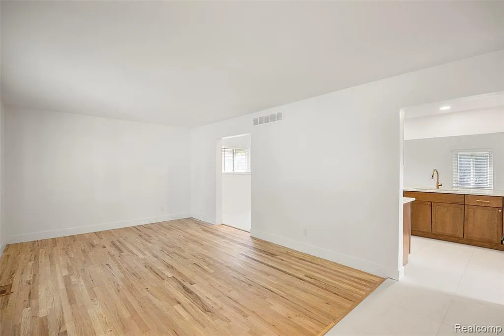 4 bed, 1.5 bath, 1498 sqft, $2,400 — Photo 4