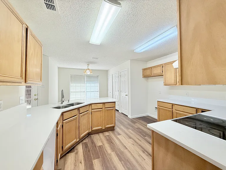 4512 Queenswood Dr — Photo 10