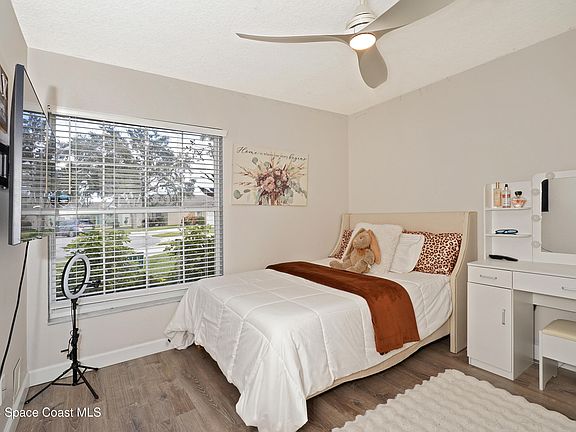 4th image of 889 Villa Dr