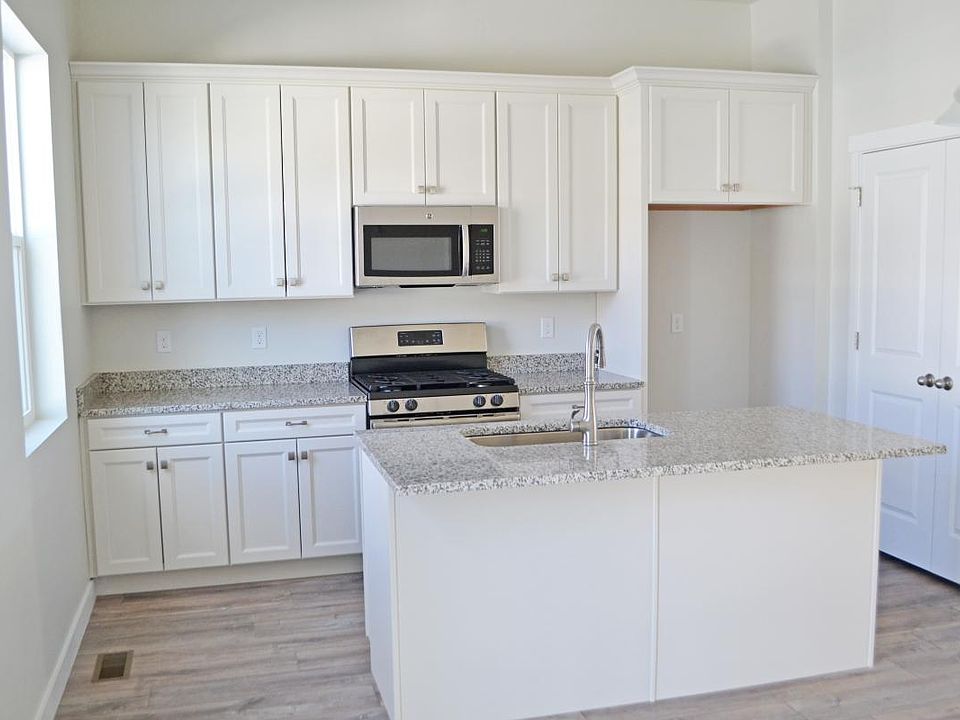 1st image of 1043 W Narrows Ln