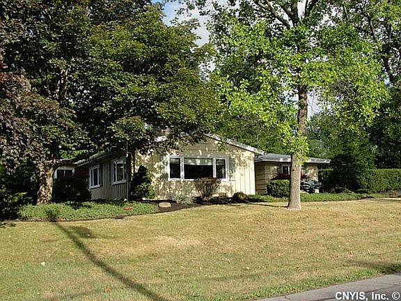3rd image of 18 Bradford Dr