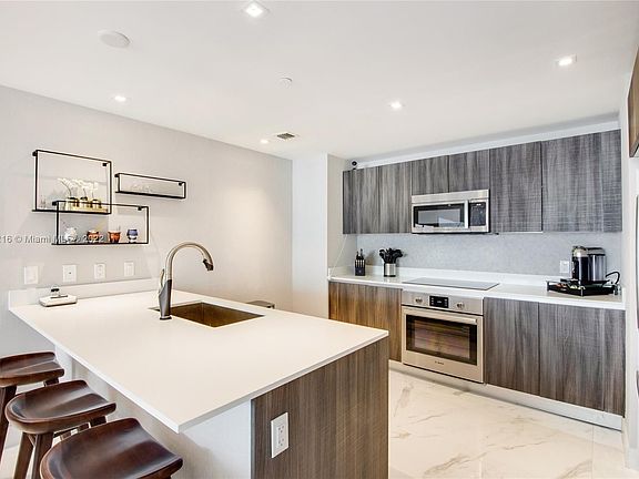 3rd image of 488 NE 18th St #4811