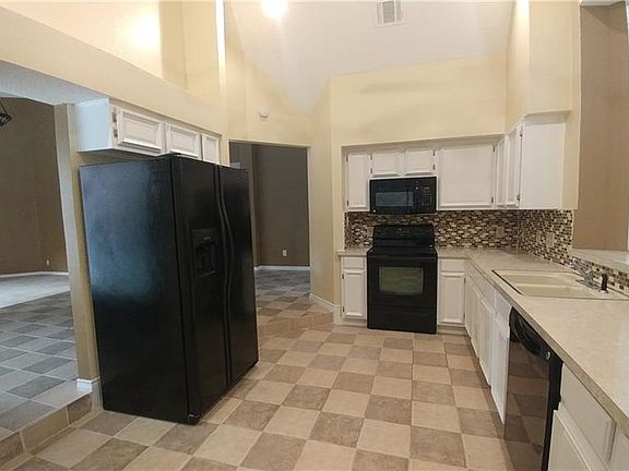 5th image of 310 Sheridan Trl